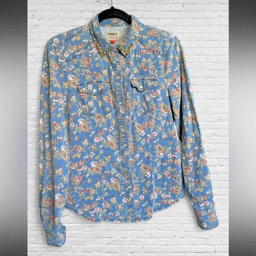 ONLY Blue Floral Studded Collar Western Button-Up Shirt - Picture 5 of 8